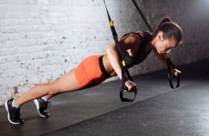 entraînement abdominal en suspension avec un TRX
