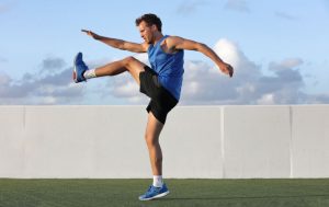 garcon etire ses jambes