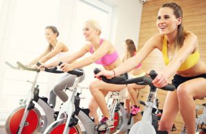 groupe de femme faisant du spinning