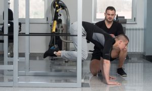 entraînement abdominal en suspension avec un TRX
