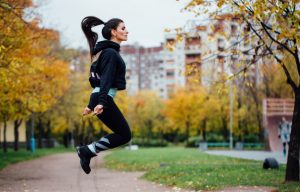 Le saut à la corde active presque tous les muscles du corps et par conséquent, il est conseillé pour endurcir les abdominaux.