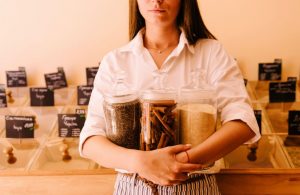 La cannelle est excellente pour brûler plus de calories car elle régule les niveaux de sucre dans le sang.