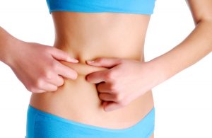 Ce n'est qu'à travers une alimentation équilibrée et riche en protéines ainsi qu'un programme d'entraînement que nous pouvons éliminer la graisse et garder la masse musculaire.