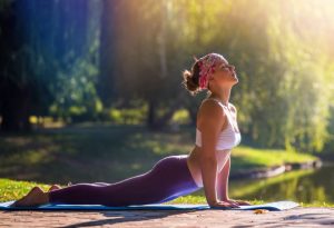 Bénéfices de la posture chien tête en haut en Yoga