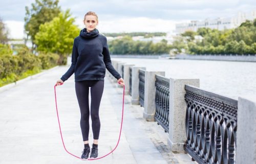 affiner les jambes avec corde à sauter