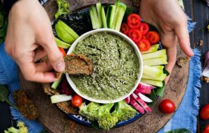 Le pesto d'avocat peut se déguster également en apéro avec des tranches de légumes frais.