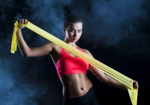 7 exercices pour les épaules avec une bande élastique