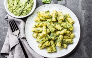 Le pesto d'avocat est une recette idéale et très saine pour accompagner les pâtes.