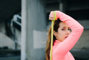 5 exercices pour les bras avec un élastique