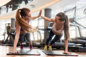 Cessez de faire des abdominaux avec des appareils et travaillez le core
