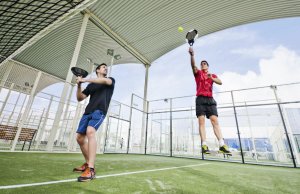 Pendant l'entraînement du padel, la perte de liquides est considérable car il s'agit d'un sport qui se pratique à l'air libre.