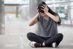 Quatre mouvements pour éviter le mal de tête causé par la tension musculaire