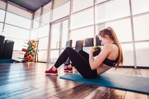 Exercices abdominaux à faire avec un haltère