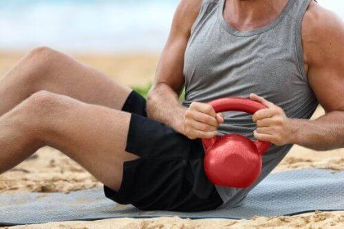 6 exercices de core avec une kettlebell