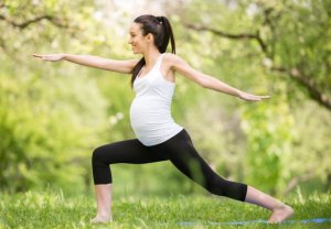 Femme enceinte fait du yoga