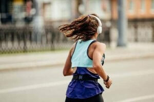 Courir en ville ou à la montagne ? Avantages et inconvénients