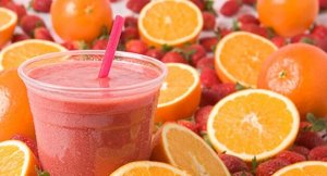 Les fraises et les oranges se marient très bien dans des recettes de jus rafraîchissants.