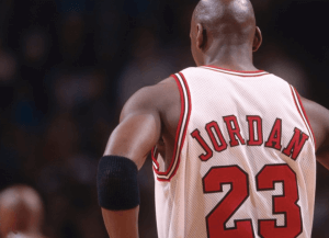 Michael Jordan a joué chacun des 83 matchs de la saison régulière, avec une moyenne de 38 minutes par soir.