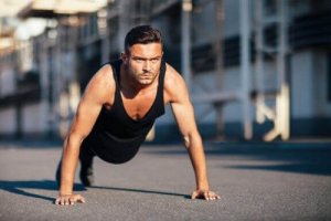 Les pompes pour travailler les triceps et la poitrine