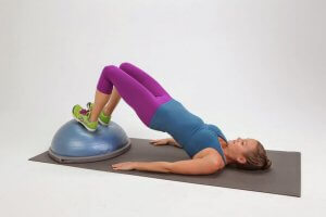 Exercices d'ischio-jambiers : le pont surélevé.