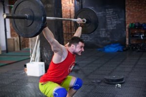 Comment perfectionner le squat au dessus de la tête
