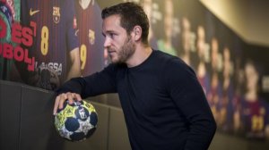 Victor Tomas fait partie d'une équipe de handball appartenant à la ligue ASOBAL d'Espagne en position d'ailier droit dans le FC Barcelone Lassa.
