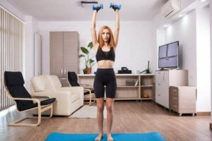 Comment réaliser le développé militaire avec des haltères