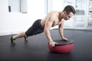 Faire des pompes sur le Bosu