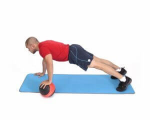 Faire des pompes avec un médecine ball