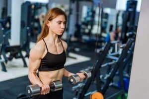 Pour gagner en force et en volume, bien choisir ses poids