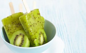 Recettes de glaces maison avec des fruits : kiwi et orange.
