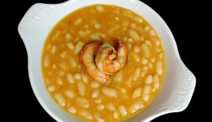 Haricots blancs aux crevettes, l'une des délicieuses recettes avec des légumineuses.