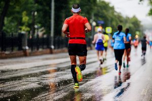Les véritables amateurs de running n'ont pas de problèmes majeurs à courir sous la pluie.