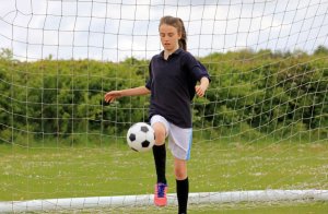 Quels muscles utilise-t-on pour frapper dans un ballon ?