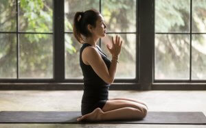6 postures de yoga pour soulager les douleurs menstruelles
