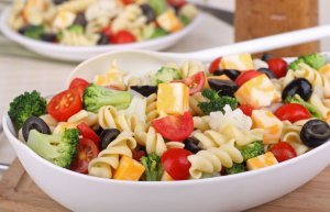 Une salade avec du broccolini.