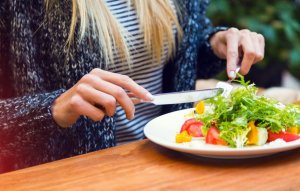 Le régime macrobiotique dans une assiette de crudités
