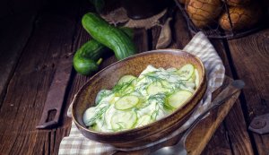Salades de pommes de terre, concombre et poulpe.