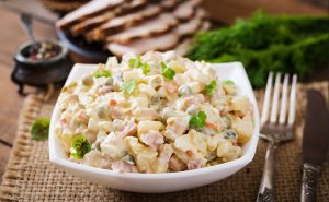 La salade russe est la version la plus connue des salades de pommes de terre.