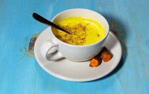 Une tasse de lait au curcuma