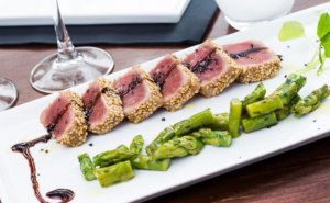 Le tataki de thon est l'une des recettes de cuisine japonaise les plus fameuses.