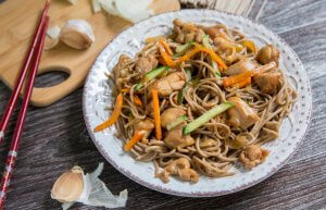 Le yakisoba au poulet et aux crevettes est une recette de cuisine japonaise saine.