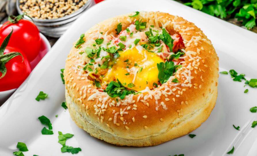 Des œufs dans du pain.