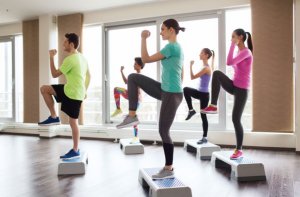 Renforcer le tronc inférieur avec des exercices de step