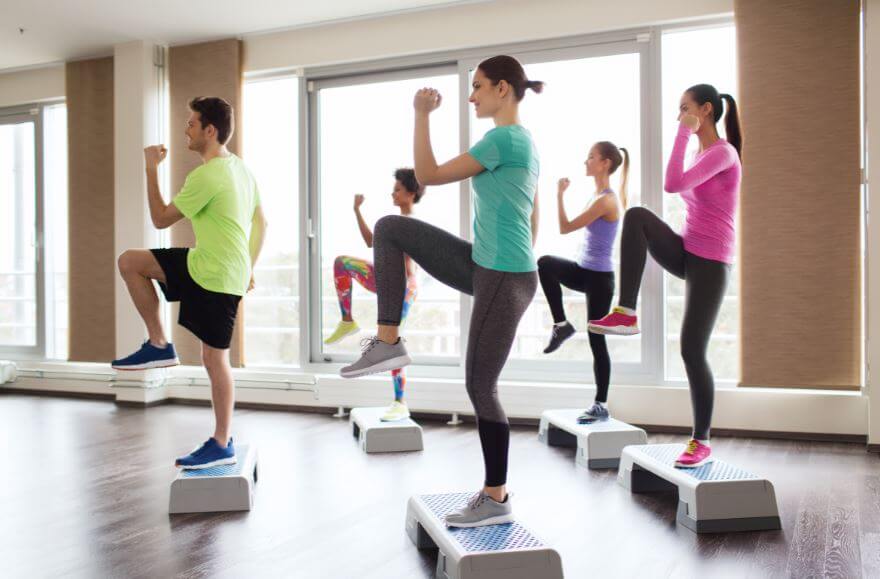 Renforcer le tronc inférieur avec des exercices de step