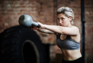 Entraînement avec les Kettlebells ou les poids russes