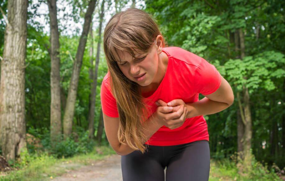 Une femme a un point de côté