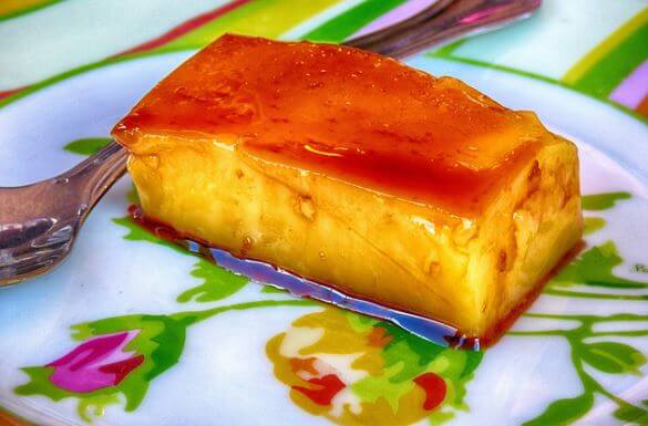 Un gâteau avec des œufs.