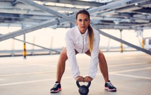 Les poids russes servent également pour effectuer les squats classiques.