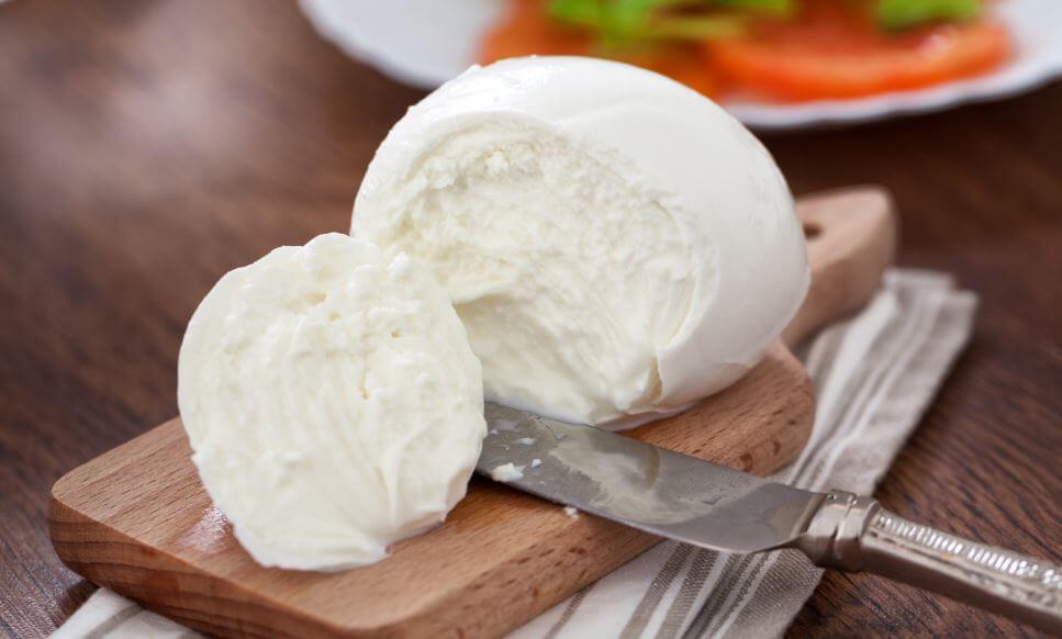 Mozzarella pour la salade Caprese.